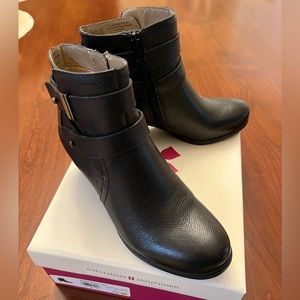 NATURALIZER WOMEN’S “KARMIC” Black Leather Ankle Boots. Size 5 1/2 M